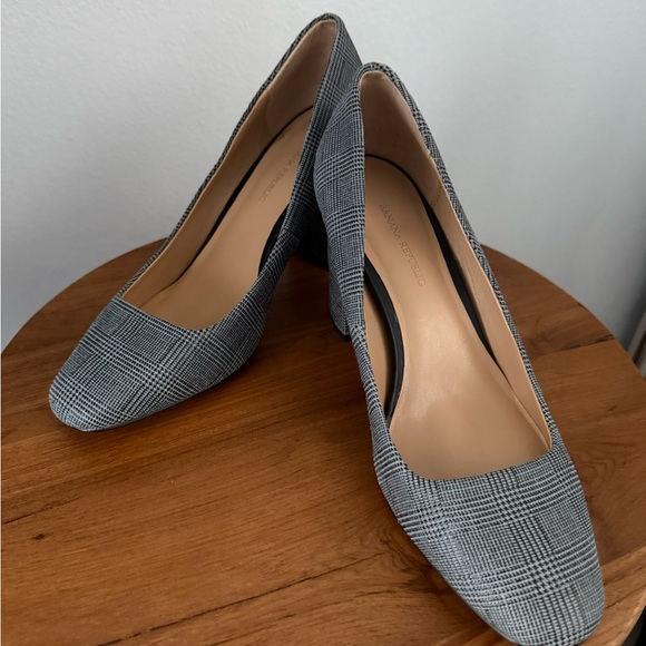 Banana Republic Gray Heels Comfortable MAKE AN OFFER! - Picture 2 of 4